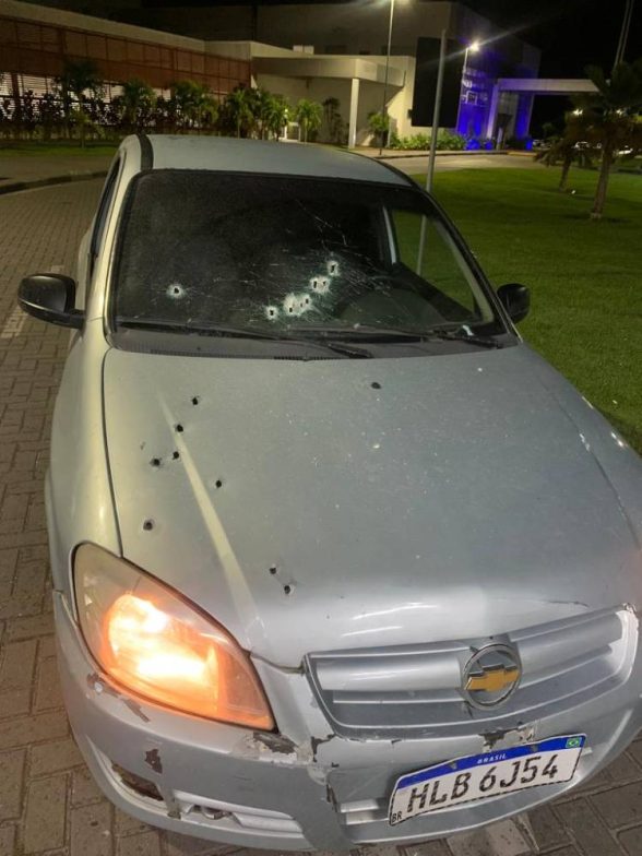 carro-todo-cheio-de-tiros