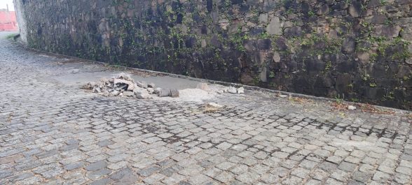 Reassentamento de paralelepípedo na Rua Madre Thaís