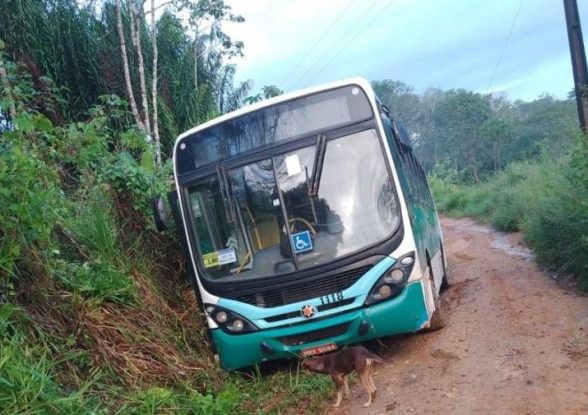 ilheus-onibus-fica-preso-em-buraco