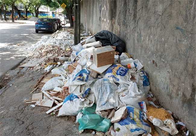 Obstrução de vias públicas entulho