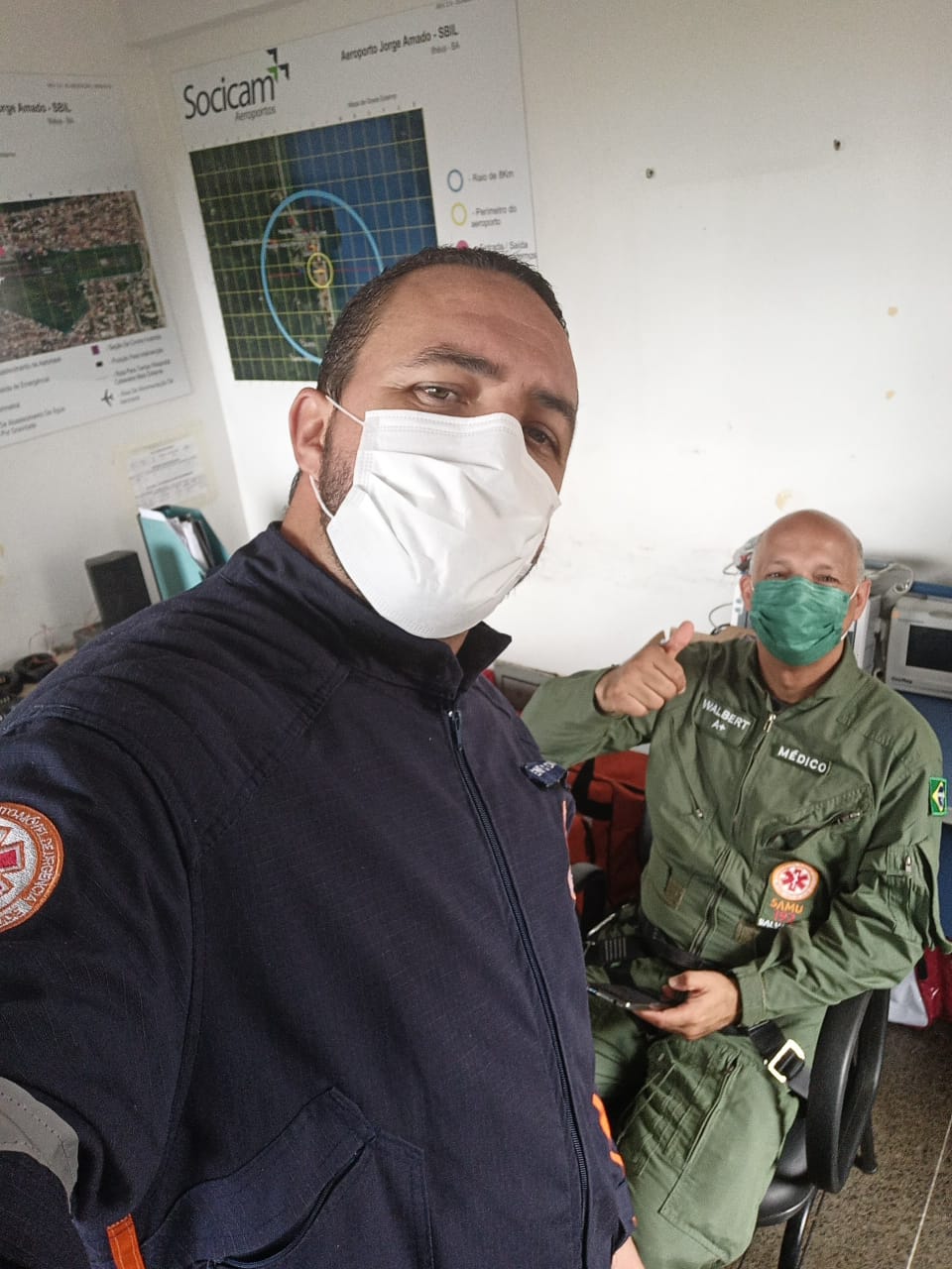 À direita, o médico Walbert e à esquerda, Cyomar de Mattos atuando na enchente ocasionado pela Zona de Convergência do Atlântico Sul que atingiu o sul da Bahia em 2021