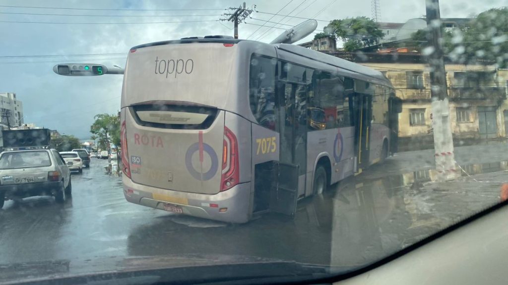 ONIBUS-FICA-PRESO-EM-BURACO-NA-AVENIDA-CANAVIEIRAS-1024x576