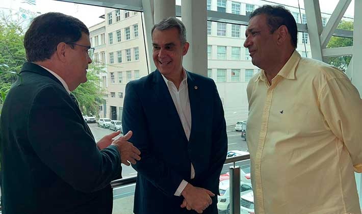 Prefeito Mário Alexandre, conversando com os secretários estaduais Ângelo Almeida (SDE) e Sérgio Brito (Seinfra)