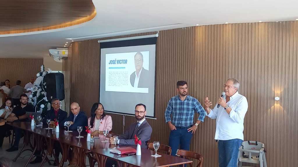 Valderico junto com os nomes anunciados. Foto Blog Agravo.