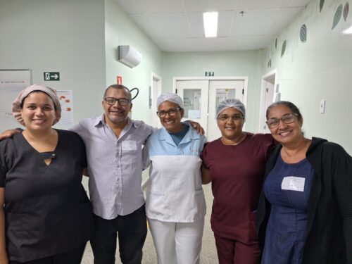 Paciente-reencontra-equipe-HRCC-1-e1731510132381
