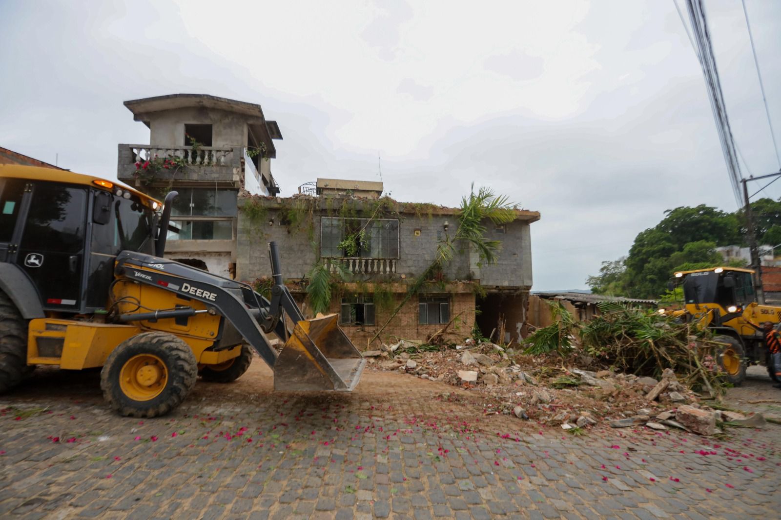 Casa abandonada demolida