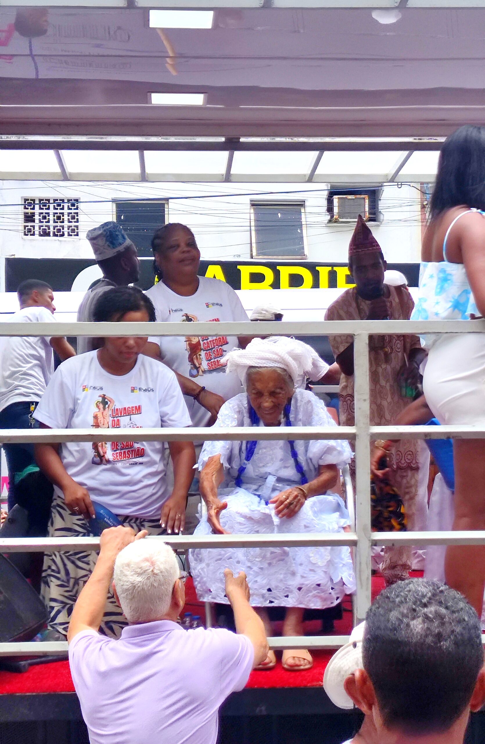 Dona Carmosina, no Trio Pranchinha, no Cortejo da Lavagem de São Sebastião.