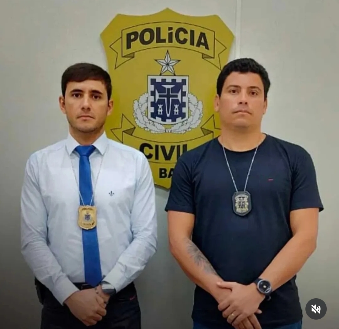 À esquerda o delegado Hélder Carvalhal e à direita o investigador,  Wenderson Brito.