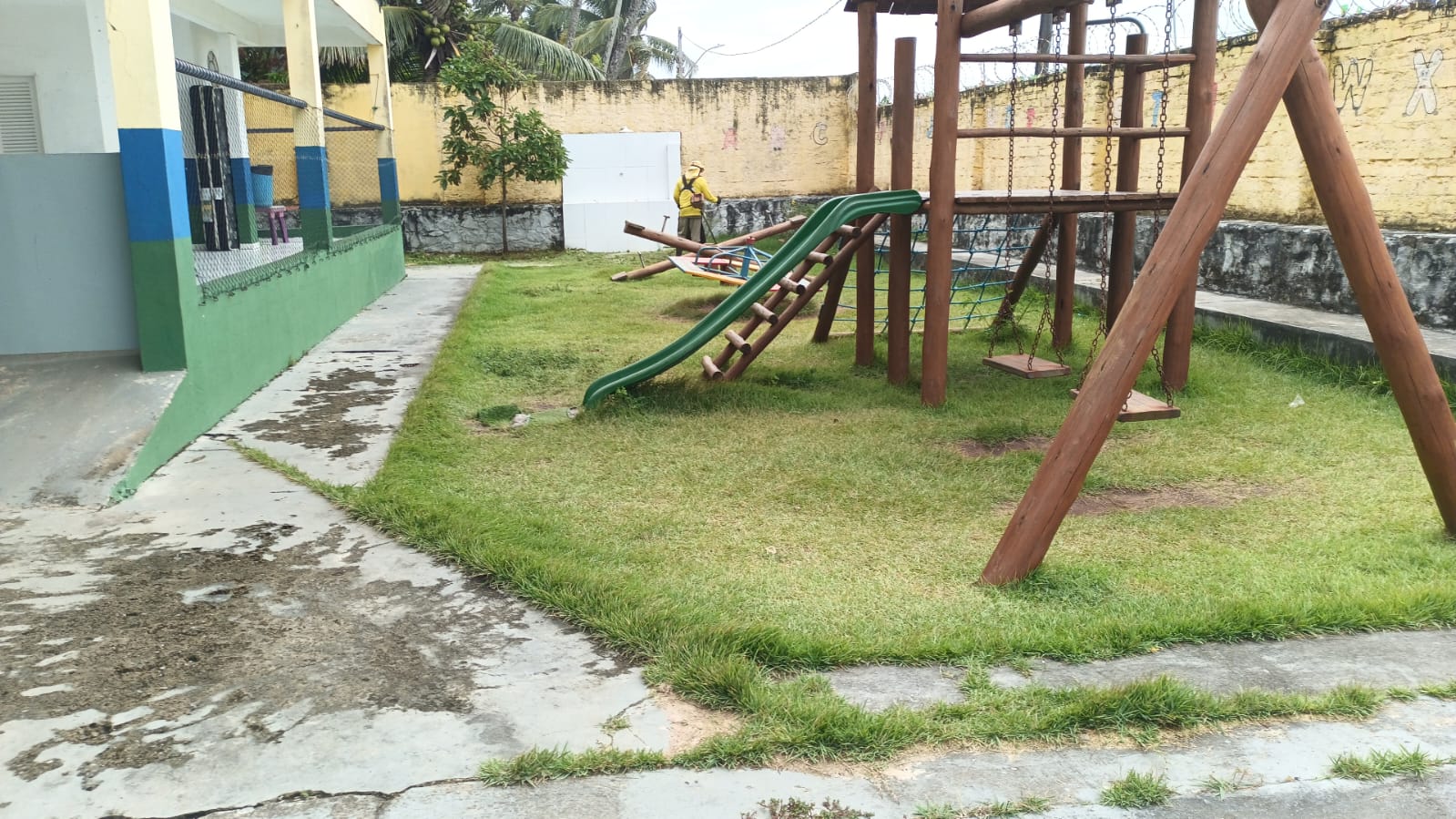 Roçagem escola memorial