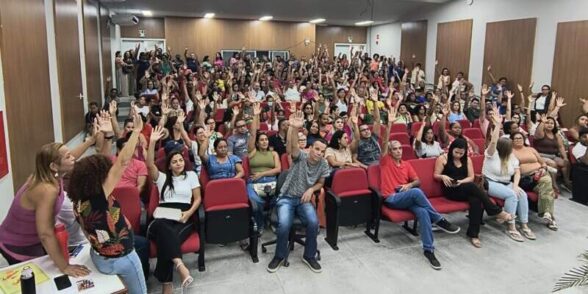 PROFESSORES-COBRAM-VALORIZACAO-E-AMEACAM-PARALISACAO-NA-REDE-MUNICIPAL