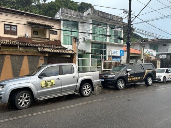 Viaturas da Polícia Federal e da CGU em frente à Secretaria Municipal de Educação de Ilhéus durante operação que apura suspeita de desvio de recursos da merenda escolar. — Foto: PF