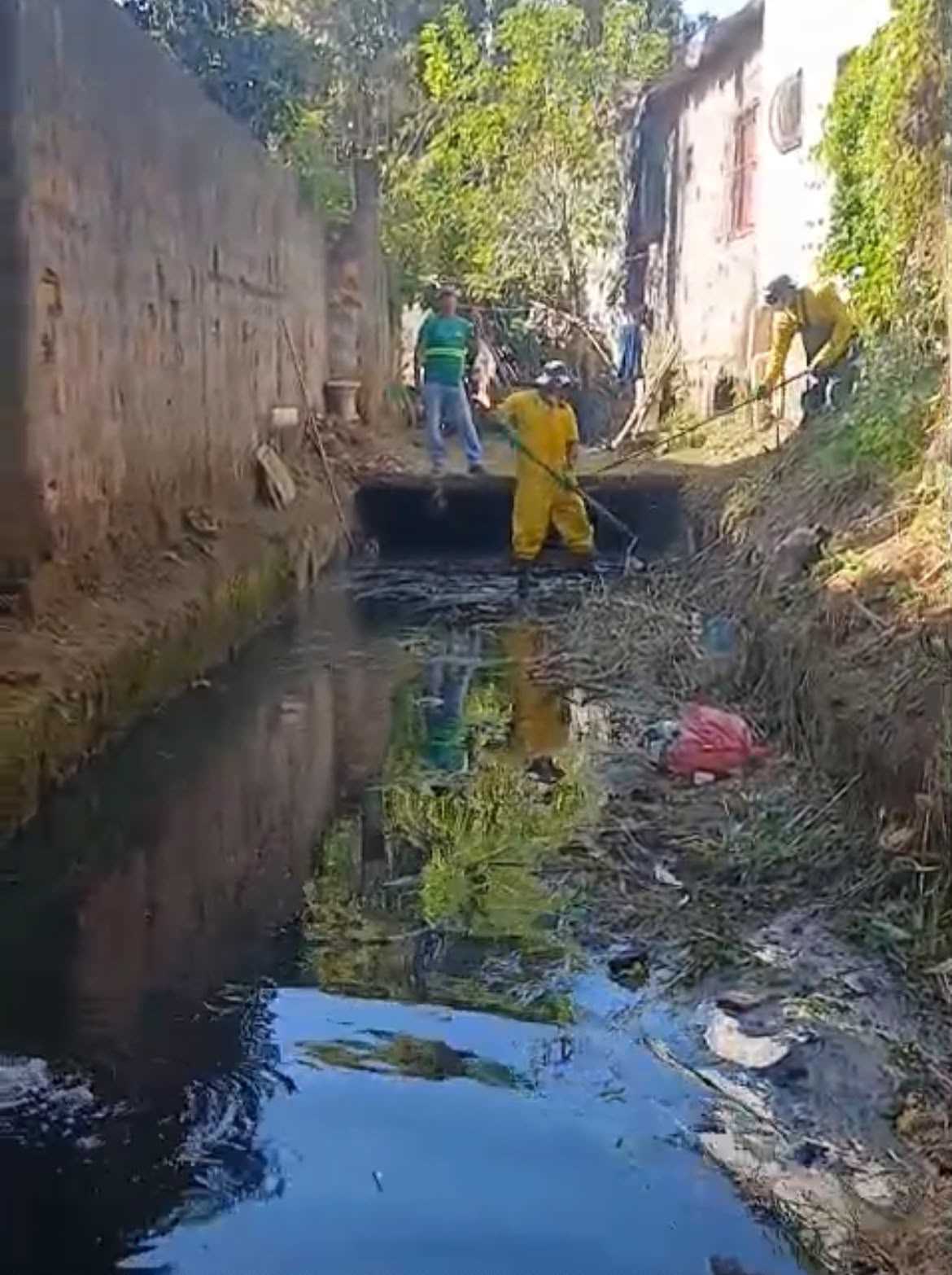 Limpeza do canal da rua do cano
