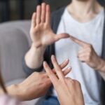 aula-gratuita-faz-introducao-a-traducao-em-libras-a-aula-busca-proporcionar-um-conhecimento-introdutorio-acerca-da-lingua-brasileira-de-sinais-libras