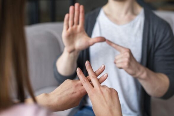 aula-gratuita-faz-introducao-a-traducao-em-libras-a-aula-busca-proporcionar-um-conhecimento-introdutorio-acerca-da-lingua-brasileira-de-sinais-libras